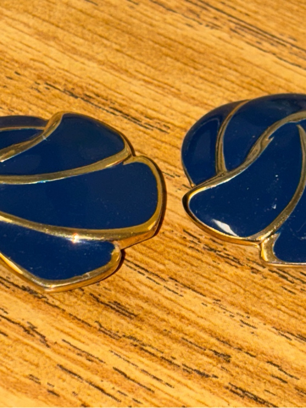 Vintage estate sale Women’s Navy Enamel Floral Clip Earrings - Gold Trim - Picture 3 of 4